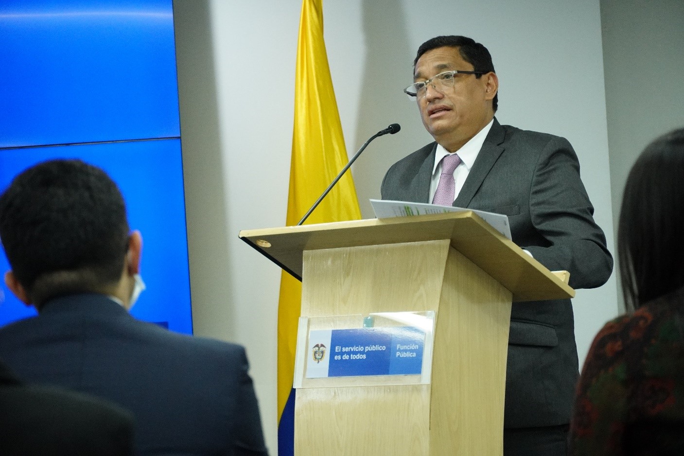 Hombre hablando desde un atril 