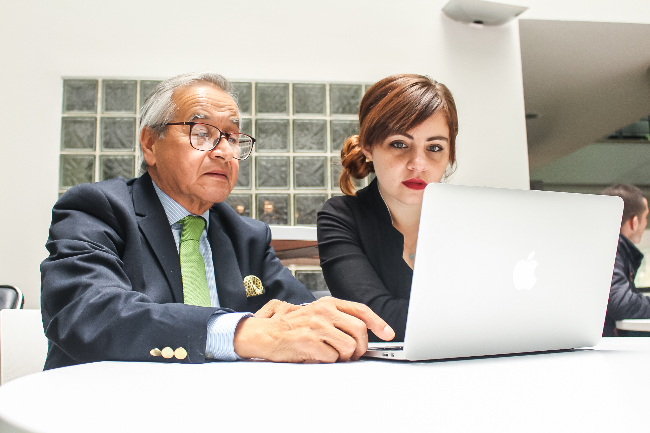 Persona mayor trabajando