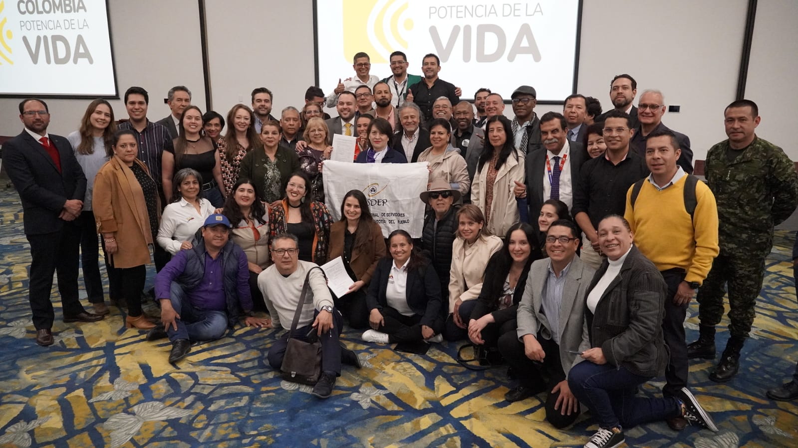 Miembros negociadores de la Mesa de Negociación del Sector Público celebrando la firma del Acuerdo Final