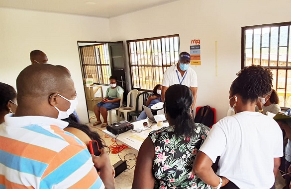 Hombres afros en una reunión