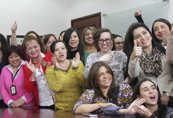 Varias mujeres sonriendo y levantando el pulgar