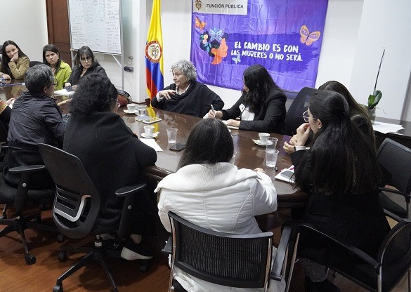 Mujeres sirviendo al Estado y a la ciudadanía