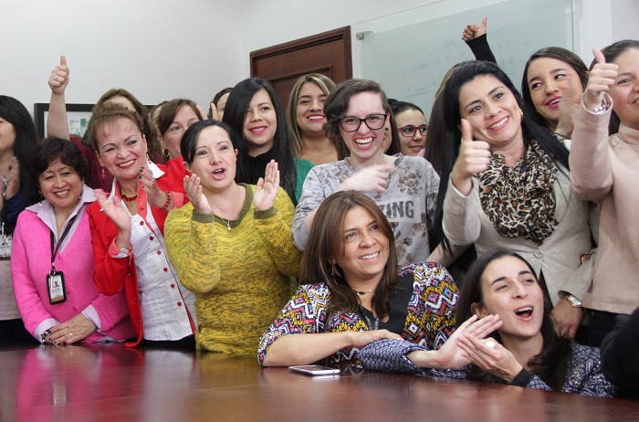 Grupo de mujeres sonriendo felices