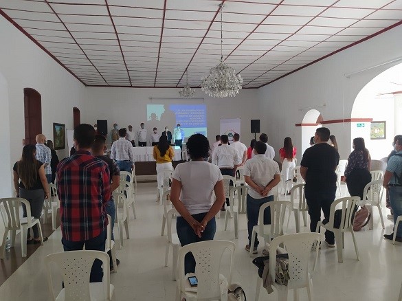 Personas en un auditorio de pie
