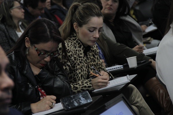 Mujeres presentando prueba escrita