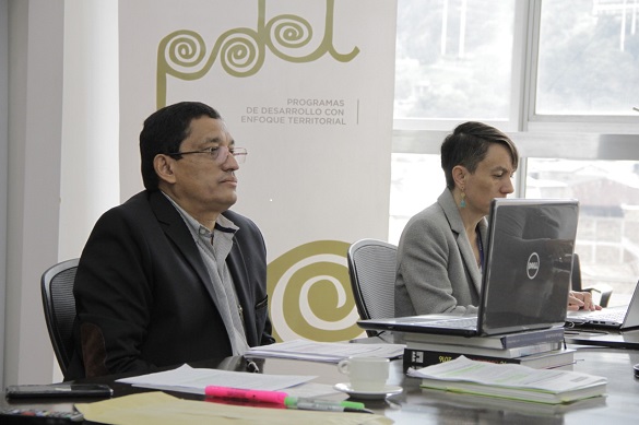 Sentado frente a un computador el director de Función Pública, Nerio José Alvis Barranco