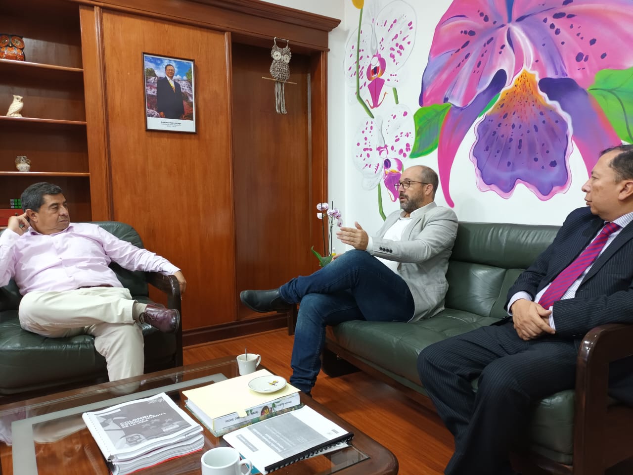 El director de Función Pública, César Manrique, el director de Empleo Público, Francisco Camargo y el consultor del Banco Interamericano de Desarrollo se reunen para hablar del estudio de diagnósticos