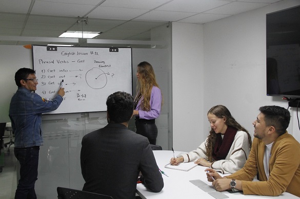 Servidoras y servidores en una de las lecciones de inglés del SENA