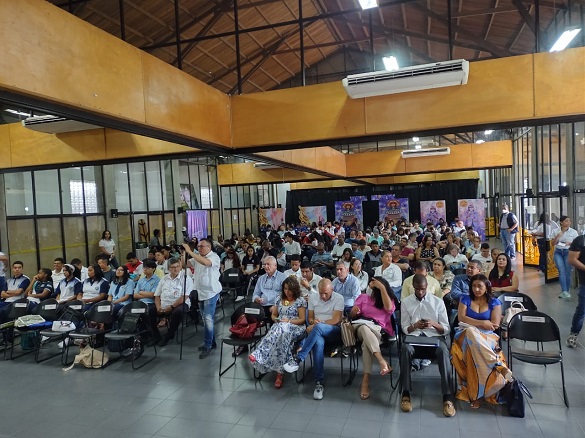 Varias personas sentadas en un auditorio durante la semana de la cultura del control interno