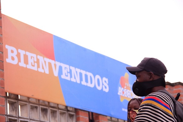 Hombre mirando hacia al frente con tapabocas 
