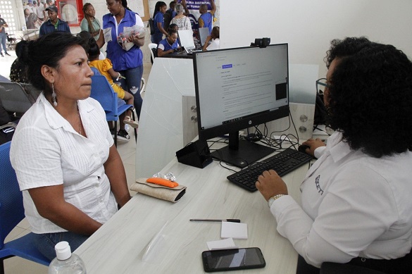 Servidora resuelve las dudas sobre trámites de una ciudadana