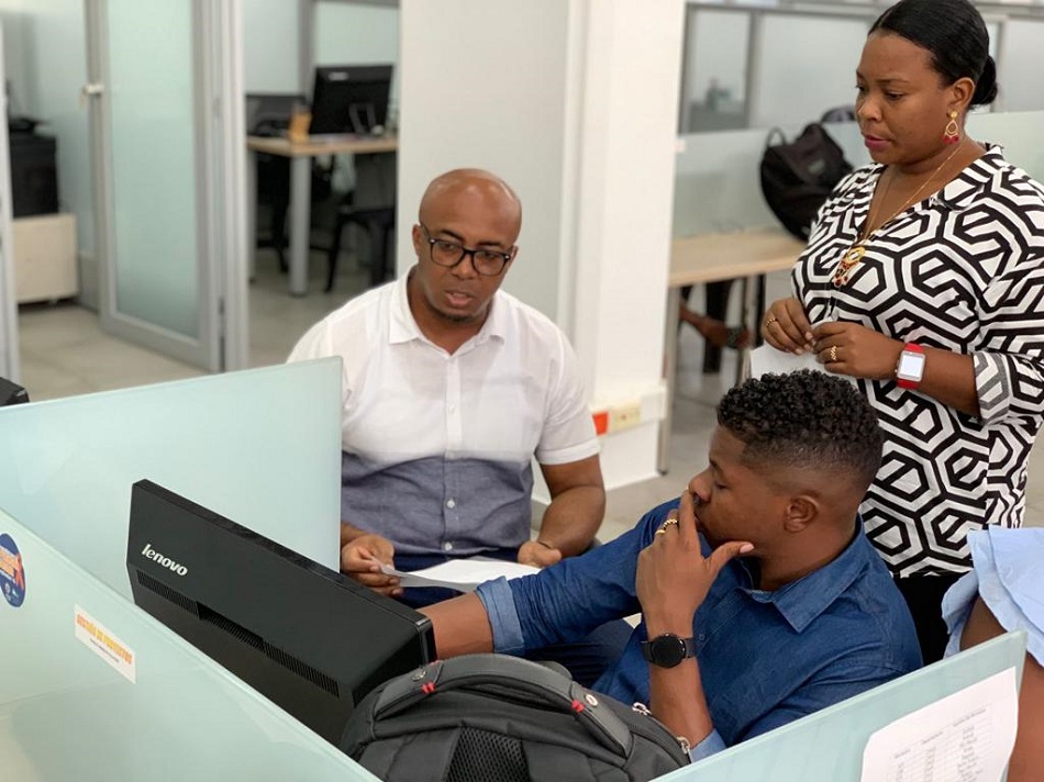 Servidores de entidades del orden territorial realizando su declaración de bienes y rentas