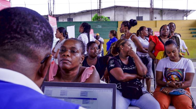 Un grupo de mujeres afro esperando para ser atendidas en el Festival Juntémonos