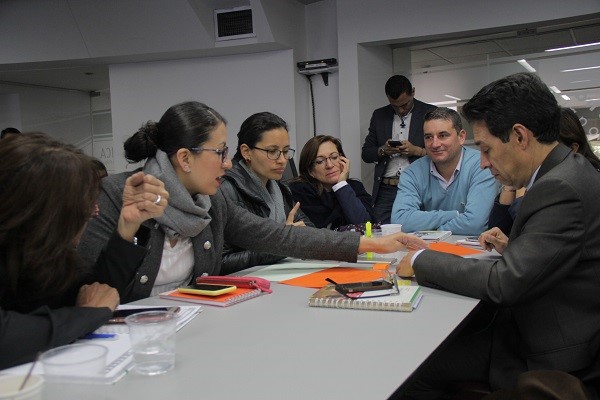 Personas dialogando en torno a una mesa