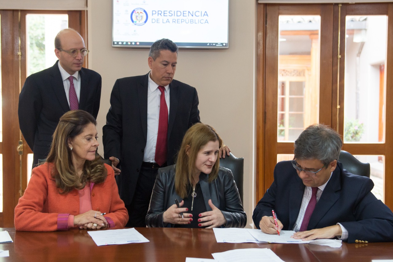 Reunión de la Vicepresidente de la República, Marta Lucía Ramírez, con la gobernadora (e) de Córdoba, Sandra Patricia Devia Ruiz y el director del Departamento Administrativo de la Función Pública, Fernando Grillo.