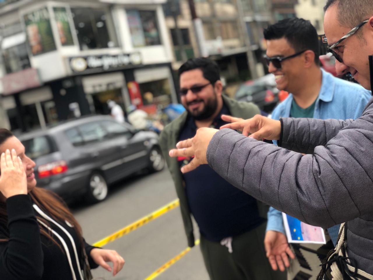 Personas sordas hablando en lengua de señas