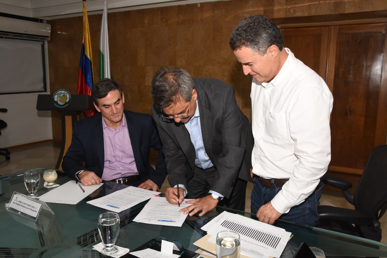 Firma del convenio entre la Gobernación de Antioquia y Función Pública. Aparecen de izquierda a derecha el Alto Consejero para la Discapacidad del Gobierno de Colombia, Jairo Clopatofsky, el director de Función Pública, Fernando Grillo y el Gobernador de Antioquia, Aníbal Gaviria Correa