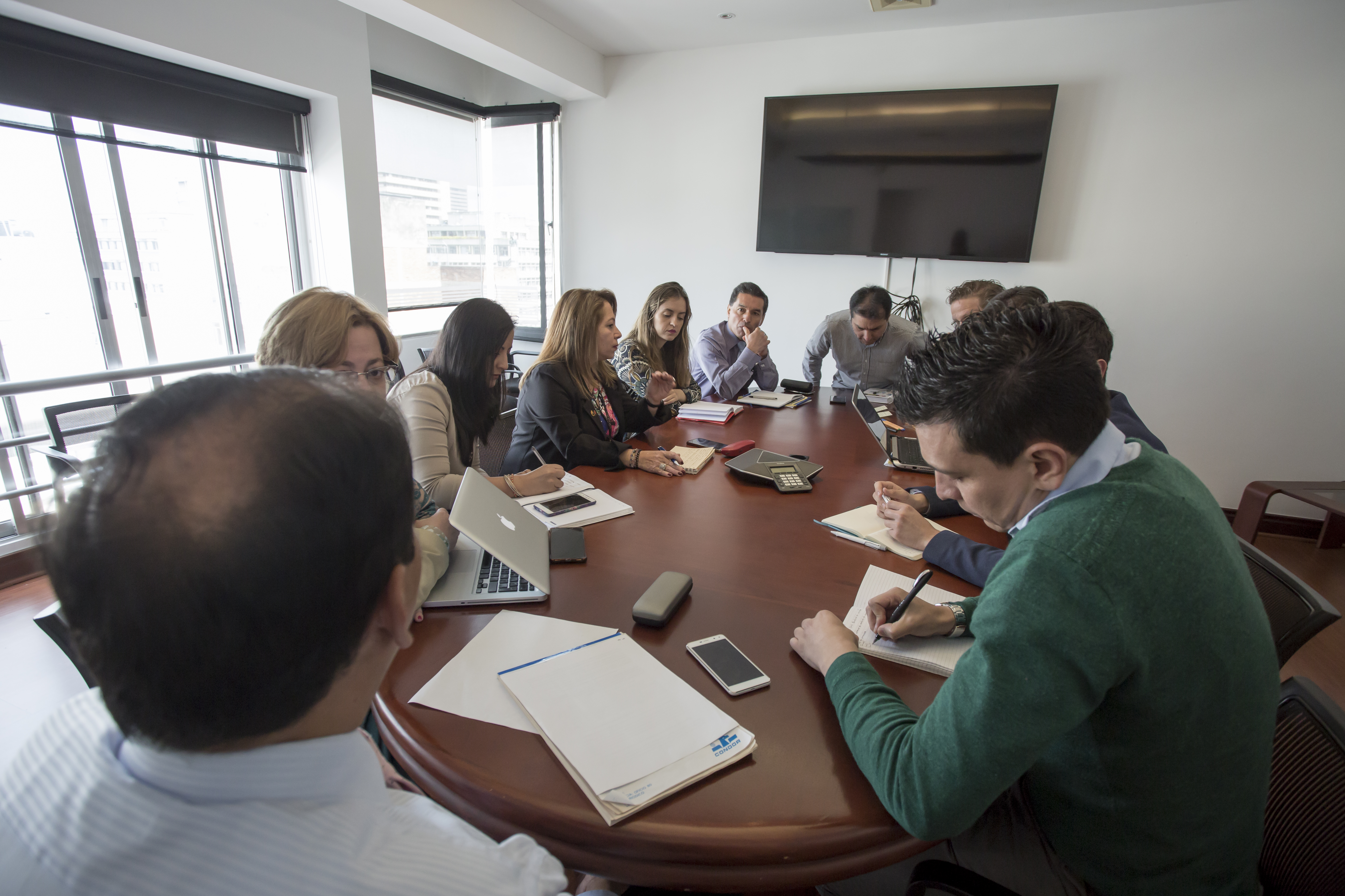 Servidores públicos trabajando