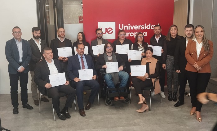 Grupo de personas de píe y sentadas mostrando cada uno un diploma