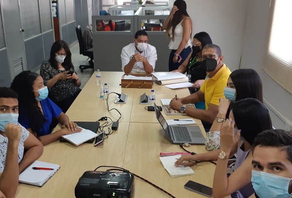 Personas sentadas alrededor de una mesa en una reunión.