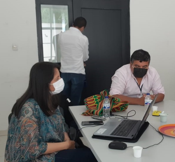 Mujer hablando con un hombre en una oficina 