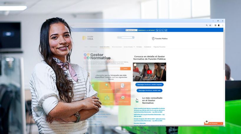 Mujer joven de pie, mirando a la cámara con los brazos cruzados, y al fondo un pantallazo del gestor normativo