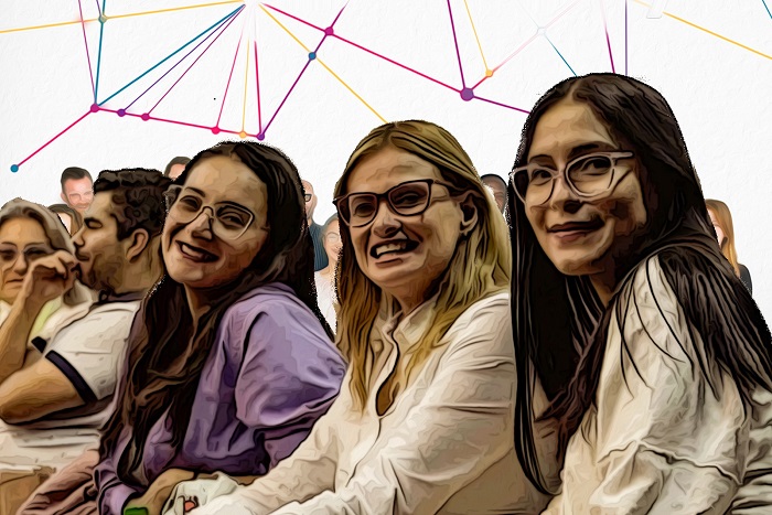 Tres mujeres con anteojos, sonriendo y mirando a la cámara