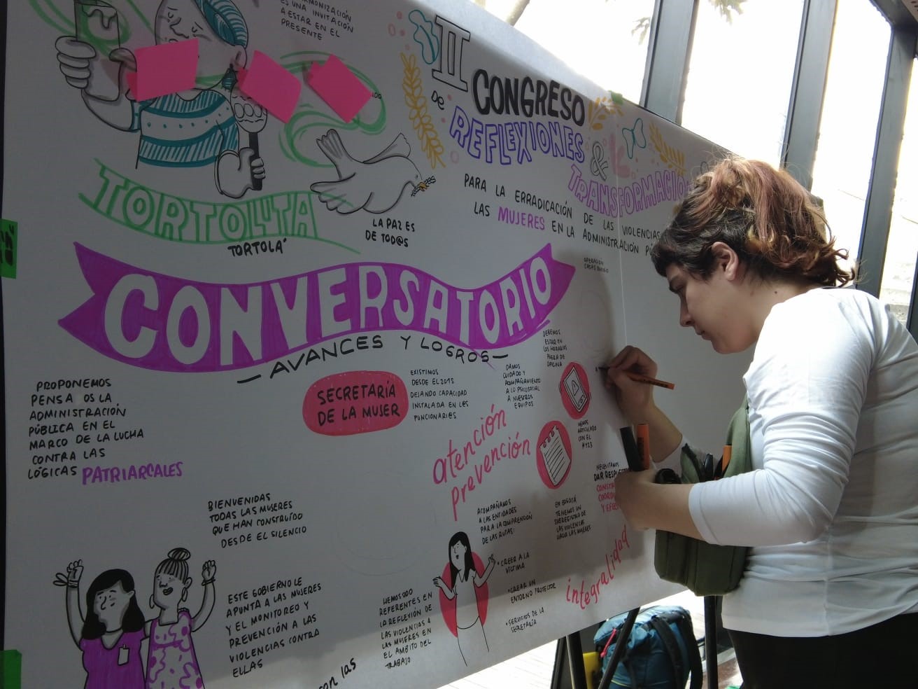 Mujer plasmando sus pensamientos durante el Congreso
