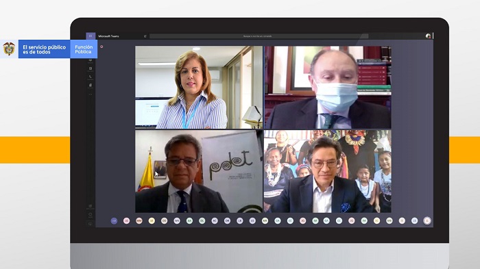 Captura de pantalla en donde se ve al director de Función Pública, Fernando Grillo, con los tres ganadores.