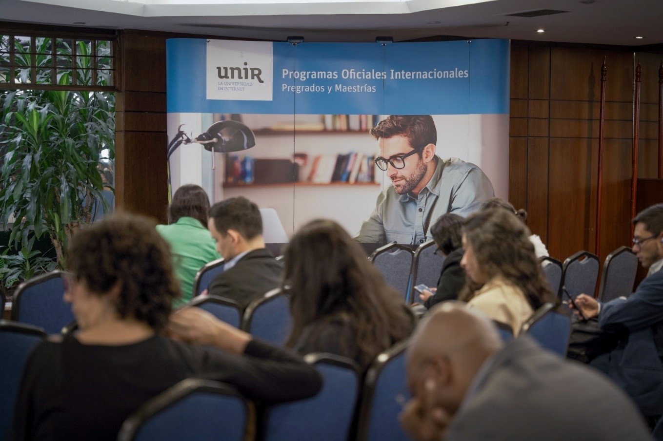 Función Pública Entrega 70 Becas De Posgrado A Servidores Públicos Y ...