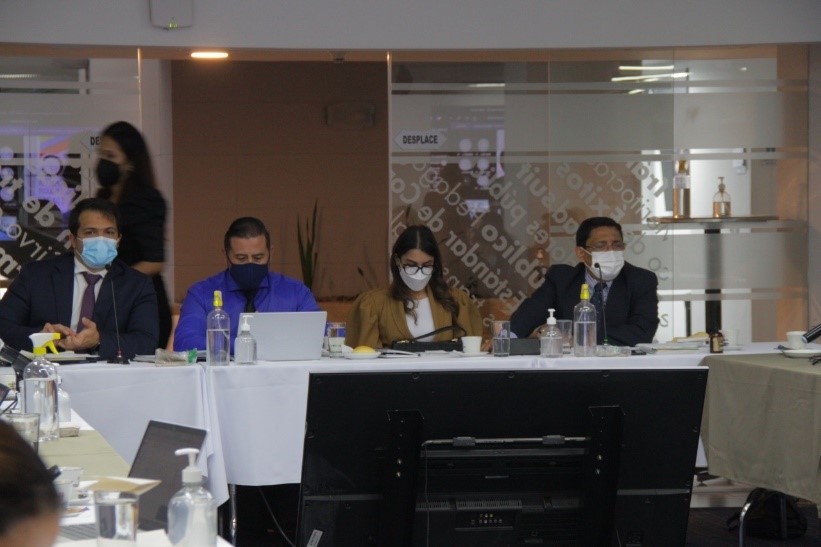 Imagen mesa principal con cuatro personas sentadas dialogando