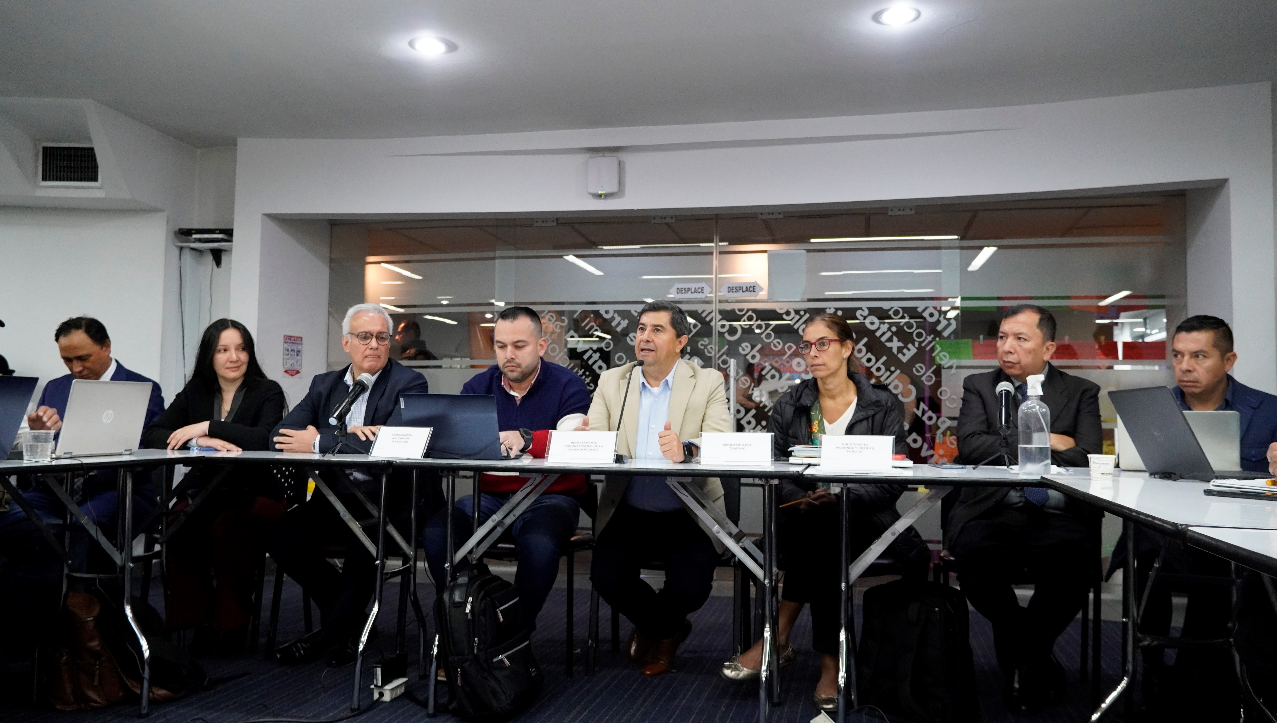 Firma de la mesa de negociación colectiva del sector pública, encabezada por el director de Función Pública, César Manrique