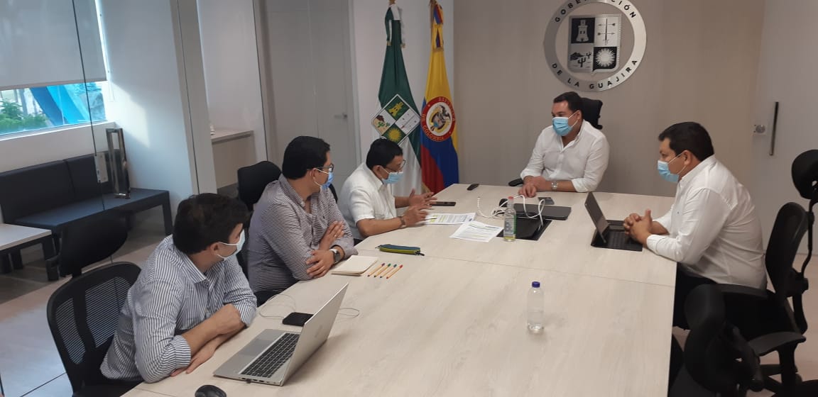 5 personas sentadas en sala de juntas, entre ellas director Función Pública y Gobernador de La Guajira