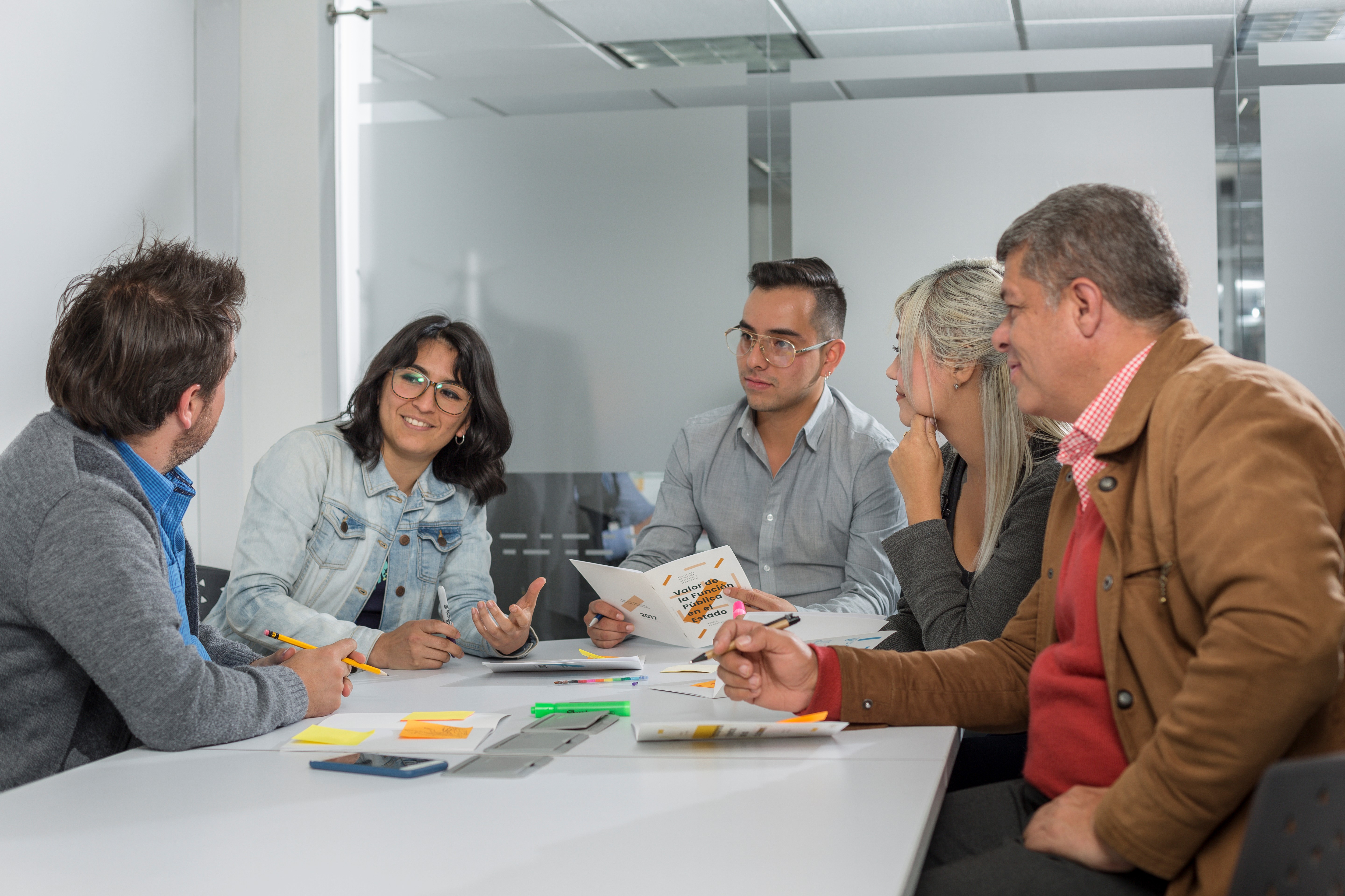  El Gobierno Nacional expidió los decretos del incremento salarial de 2018 para los servidores públicos de todas las entidades y organismos estatales del orden nacional y los máximos salariales para los empleados del nivel territorial. El incremento, retroactivo al 1º de enero es del 5.09% y tiene efecto directo en las prestaciones sociales.