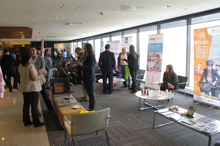  Los aliados del Programa Servimos, iniciativa de Función Pública que busca enaltecer la labor del servidor público y contratistas por medio de la generación de diferentes alianzas públicas, mixtas y privadas, presentaron su oferta de bienes y servicios con condiciones especiales y descuentos a los servidores públicos de la Corporación Autónoma Regional de Cundinamarca.