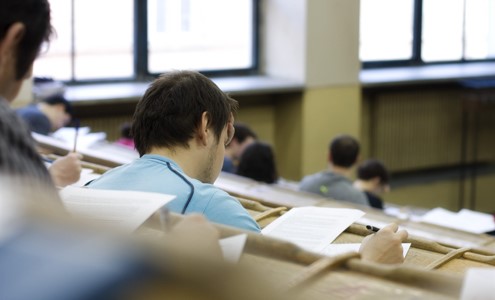 La asignación de las becas se realizará teniendo en cuenta los promedios académicos del programa de pregrado.