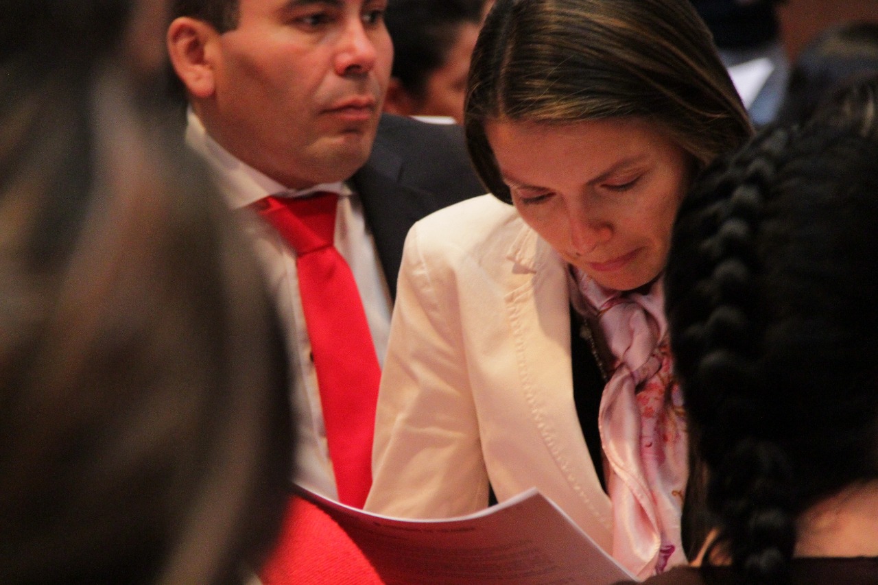 Personas presentando prueba escrita